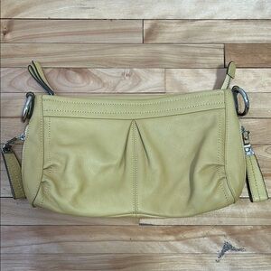 B. Makowsky genuine leather clutch purse y2k butter yellow silver